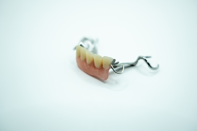 入れ歯の違和感を我慢していませんか？合わないまま使い続けるリスクを小倉北区の歯医者が解説